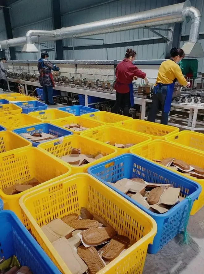 Zapatillas Baratas: Taller de suelas en una fábrica colaboradora
